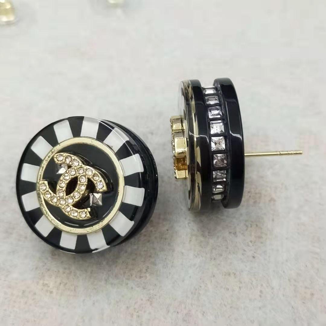 【美品】シャネル ブラック × ホワイト ストライプ ラウンド ダブル C