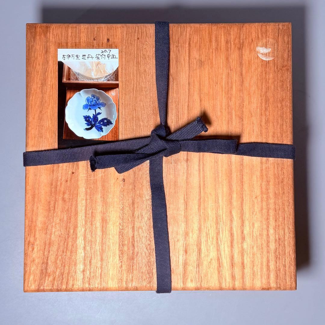 江戸期　古伊万里　染付牡丹文輪花形七寸皿　大明成化年製　裏七宝結文　古美術　桐箱