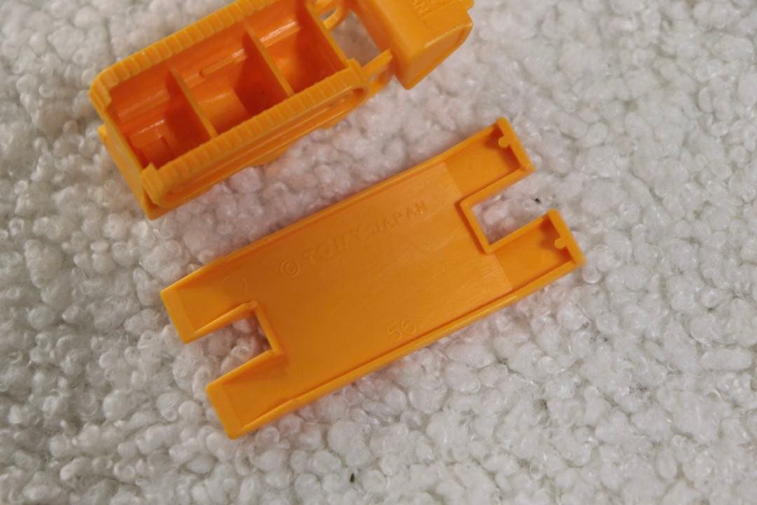 T*A様 日本製　トミカ　UD コンドル　ブルドーザーキャリア　赤箱　56