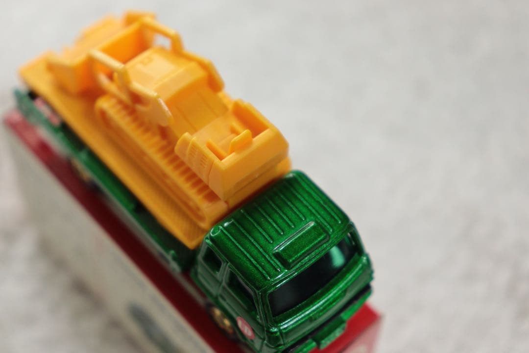 T*A様 日本製　トミカ　UD コンドル　ブルドーザーキャリア　赤箱　56