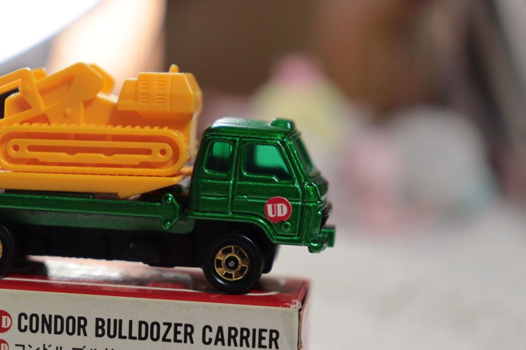 T*A様 日本製　トミカ　UD コンドル　ブルドーザーキャリア　赤箱　56