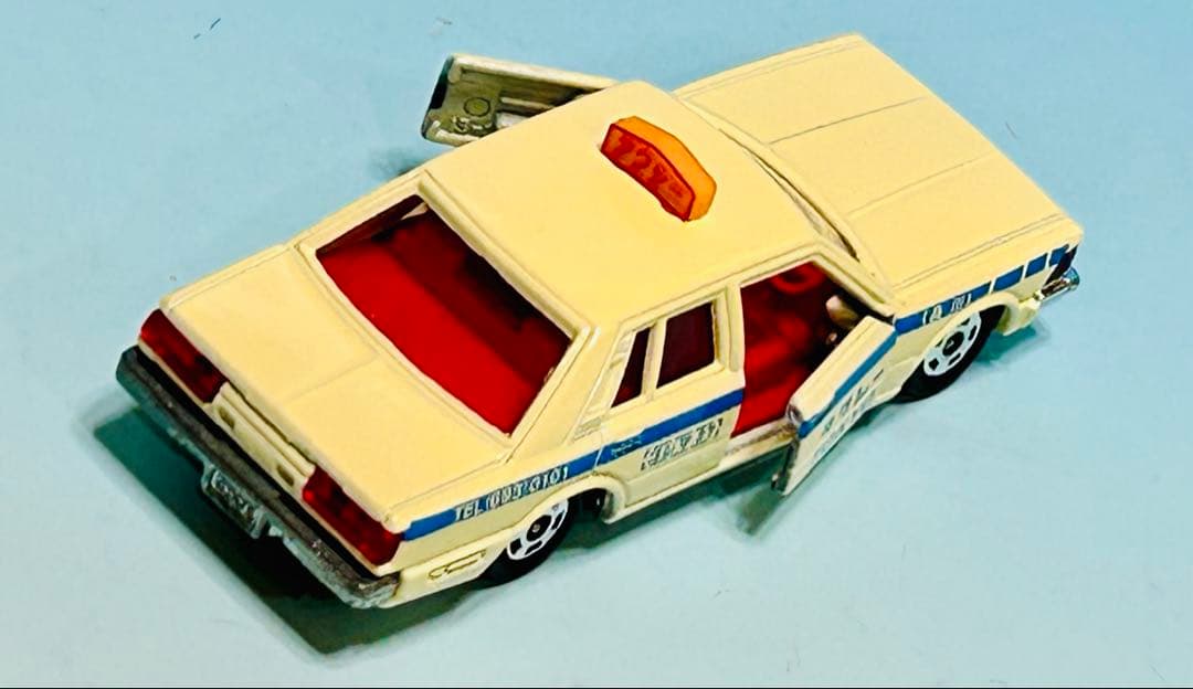 トミカ 黒箱 28 ニッサンセドリック タクシー