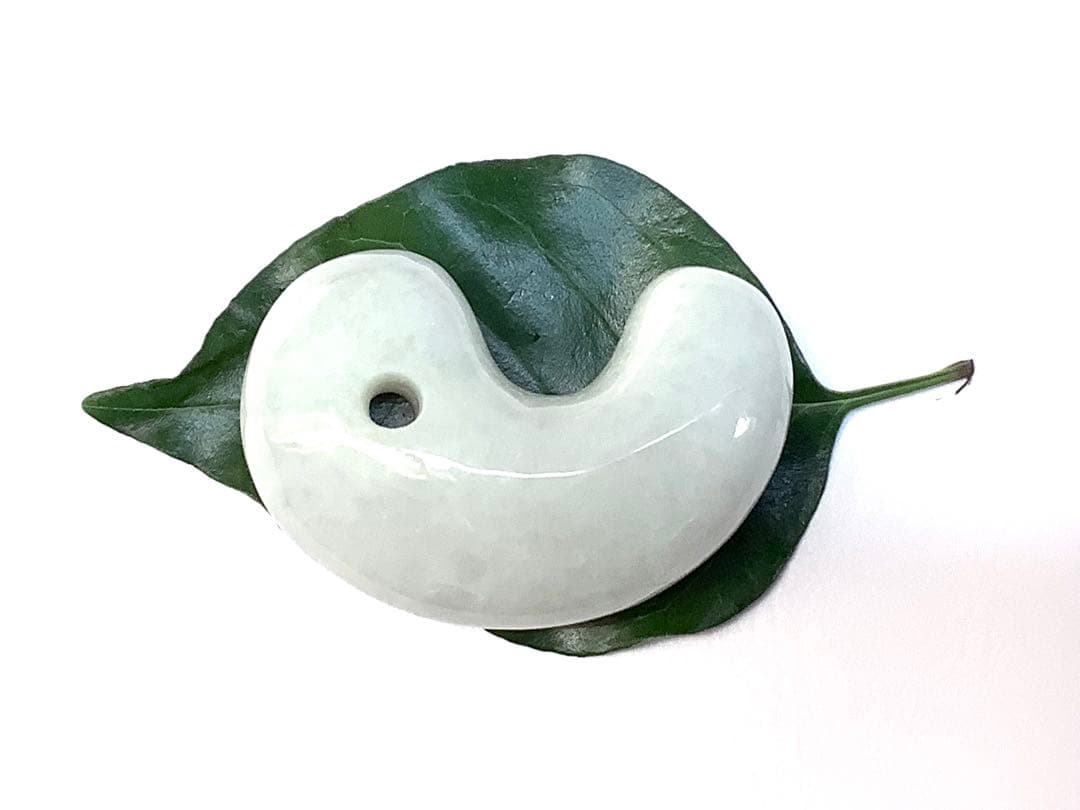 激安‼️氷*アイスジェイド糸魚川翡翠勾玉　何処にも無いお値段で‼️本物鑑別書取得品‼️