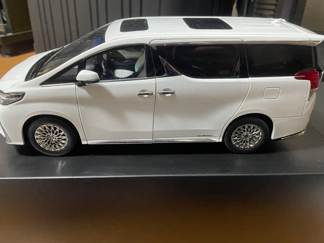 着払い1万円！LEXUS LM300h ホワイト ミニカー 1/43