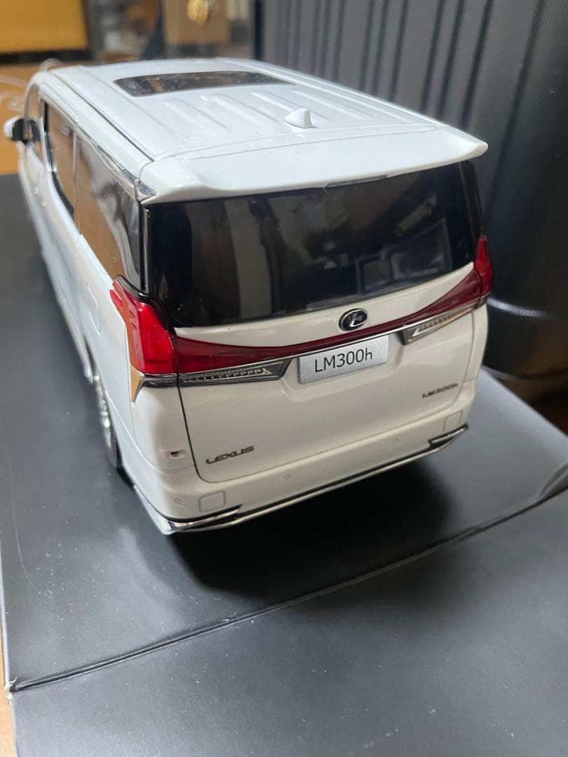 着払い1万円！LEXUS LM300h ホワイト ミニカー 1/43