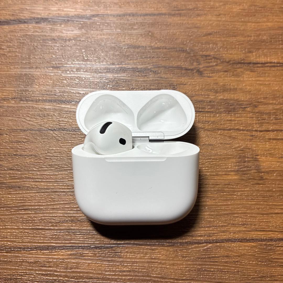AirPods4 ケースと左耳