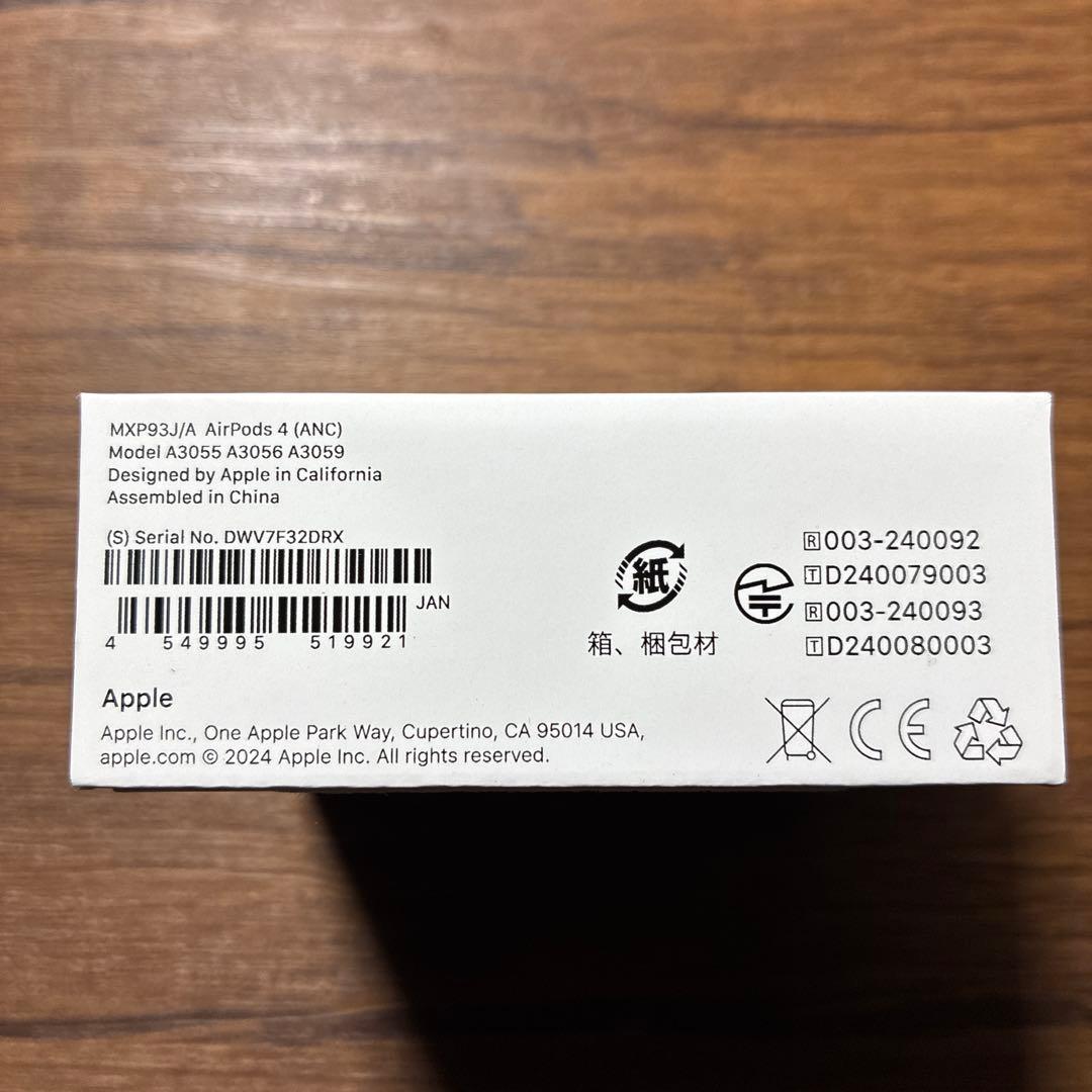 AirPods4 ケースと左耳