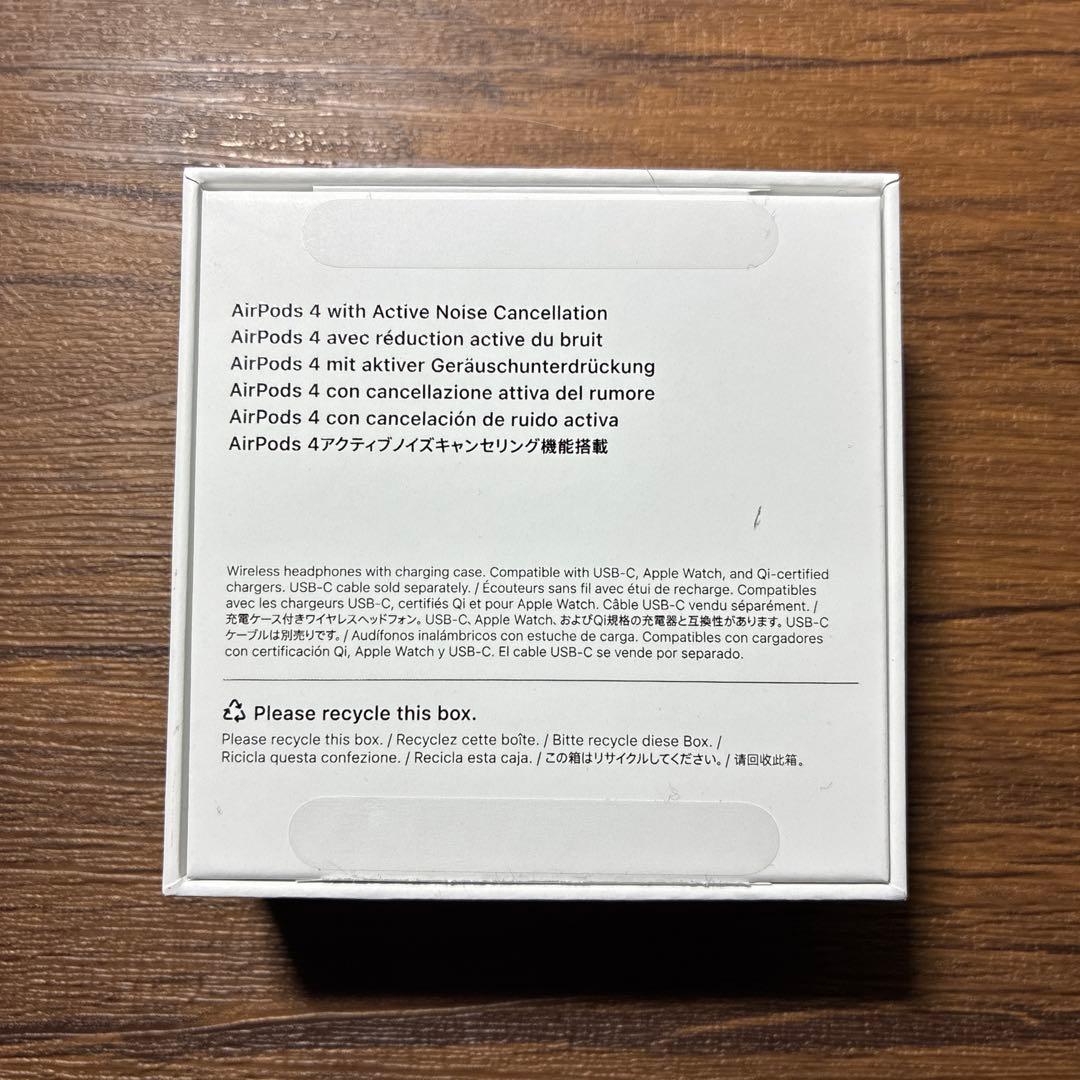 AirPods4 ケースと左耳