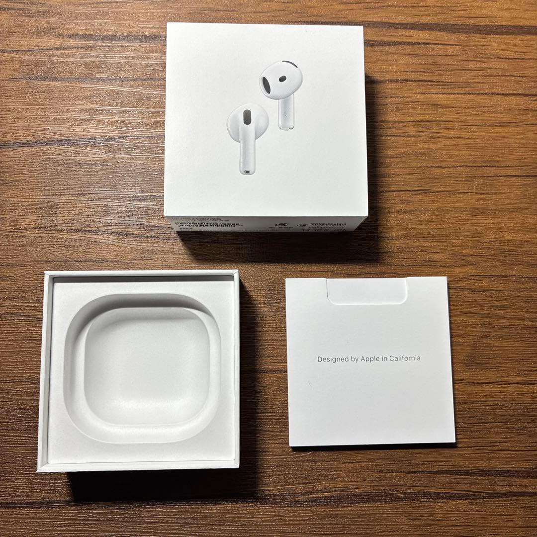 AirPods4 ケースと左耳