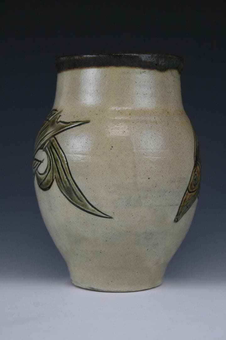 壺屋焼 人間国宝 金城次郎 作　魚文広花瓶