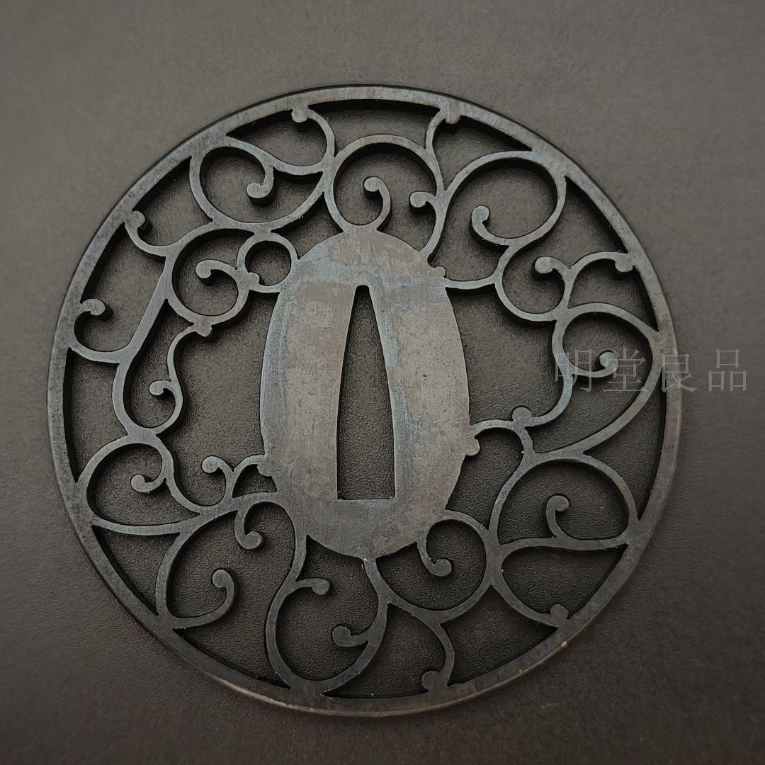 LH05　日本刀装具　刀鍔　唐草の図　鉄地　金工品　透　鍔　刀剣美術