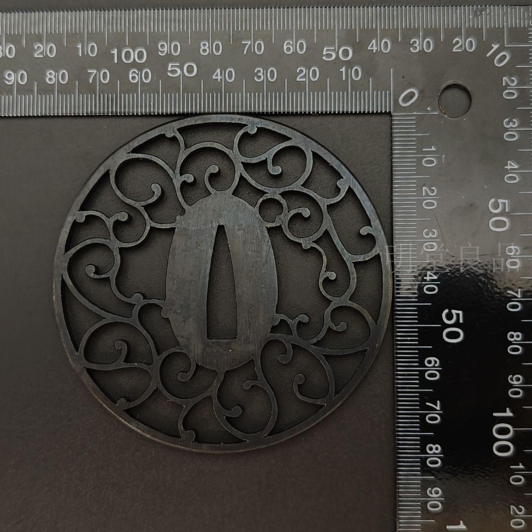 LH05　日本刀装具　刀鍔　唐草の図　鉄地　金工品　透　鍔　刀剣美術