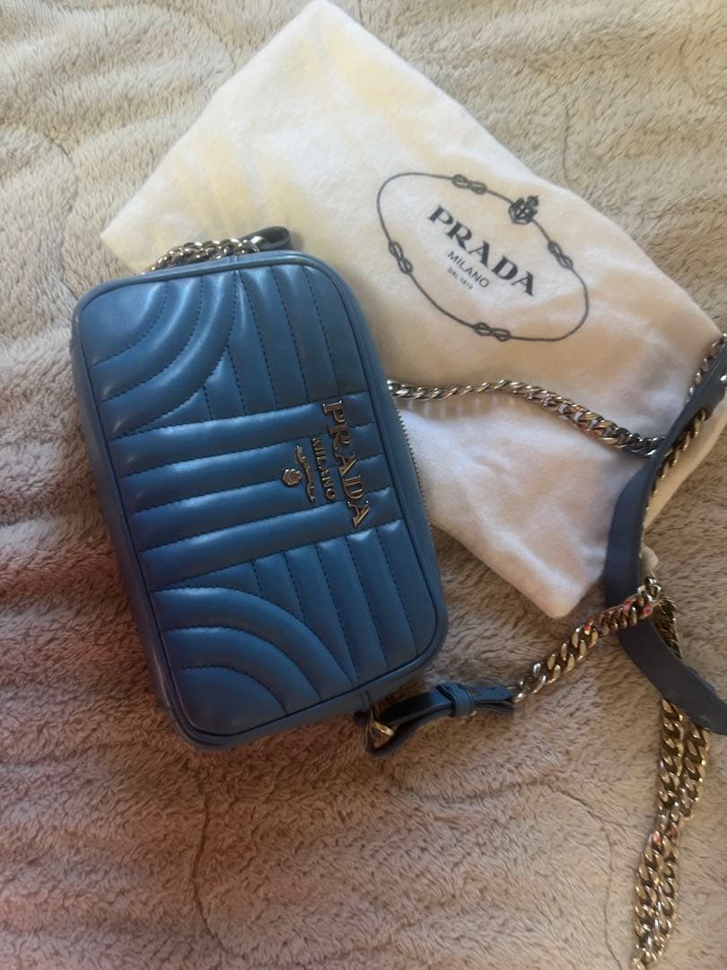 PRADA キルティングショルダーバッグ ブルー