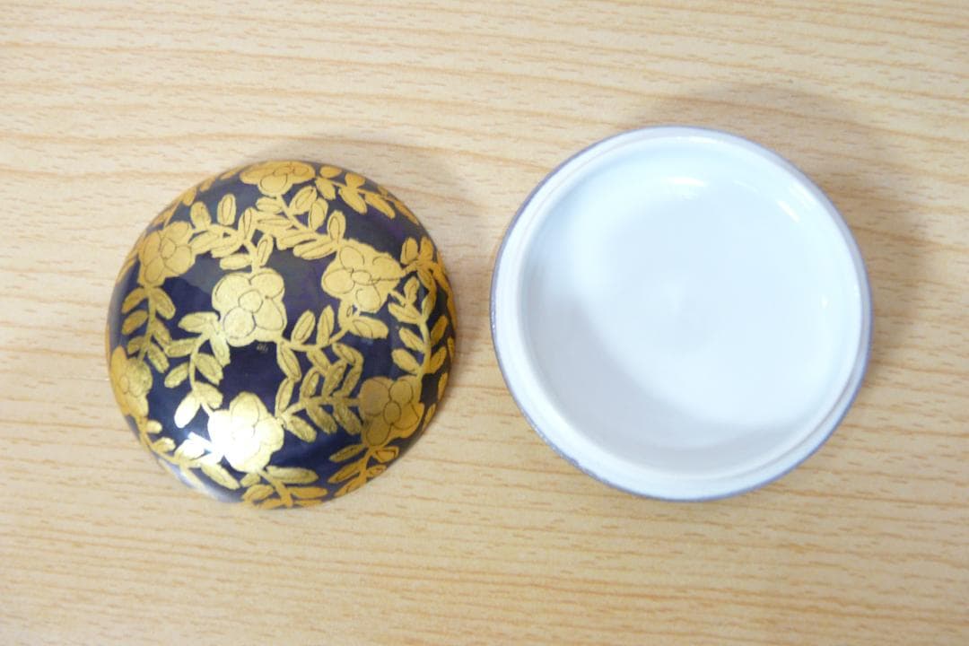 小野珀子 造　金襴手 香合　勿忘草の絵　釉裏金彩　本物保証