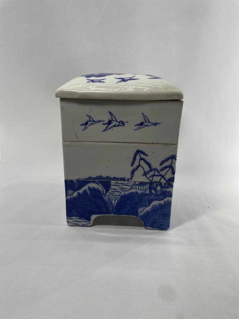 青白陶器 二段重ねの箱 松と鶴のデザイン