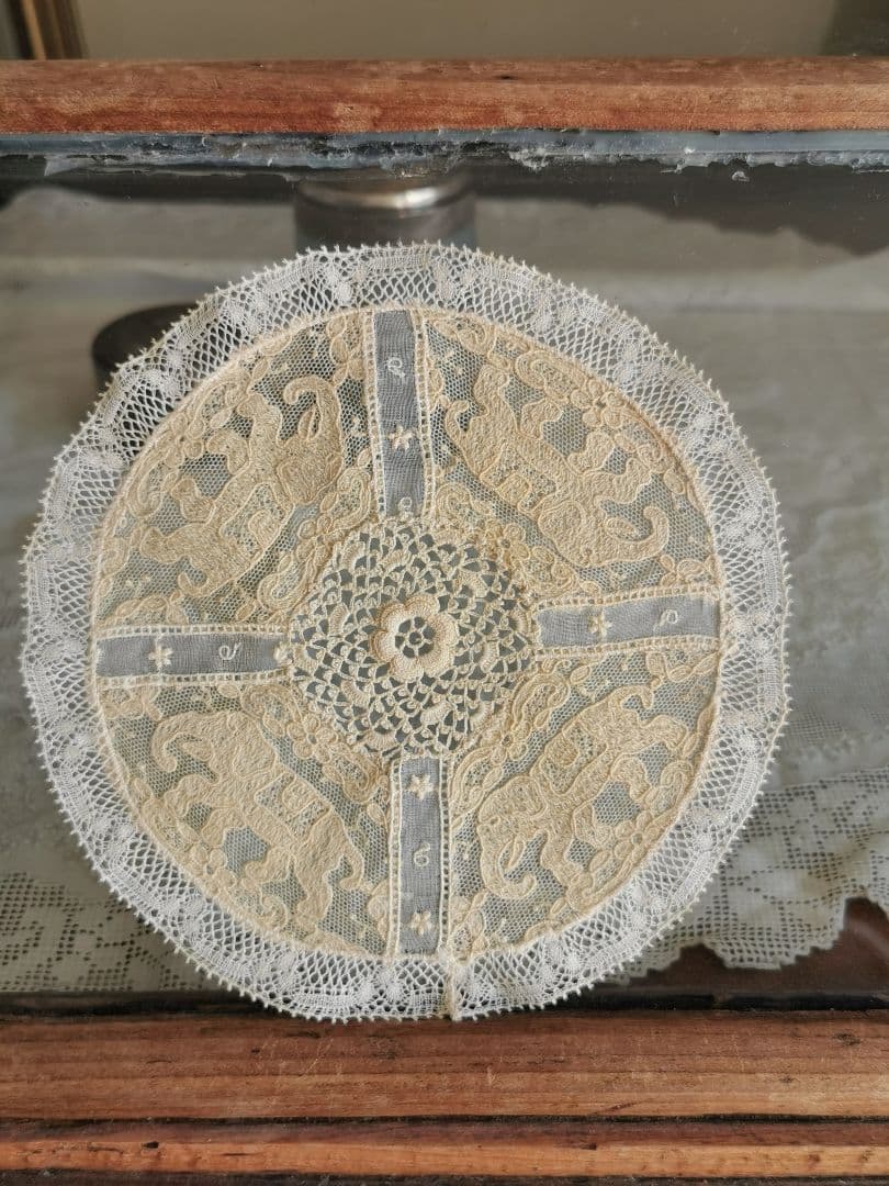 アンティーク 4頭の象アランソン クロシェ編の花 ノルマンディーレースドイリー