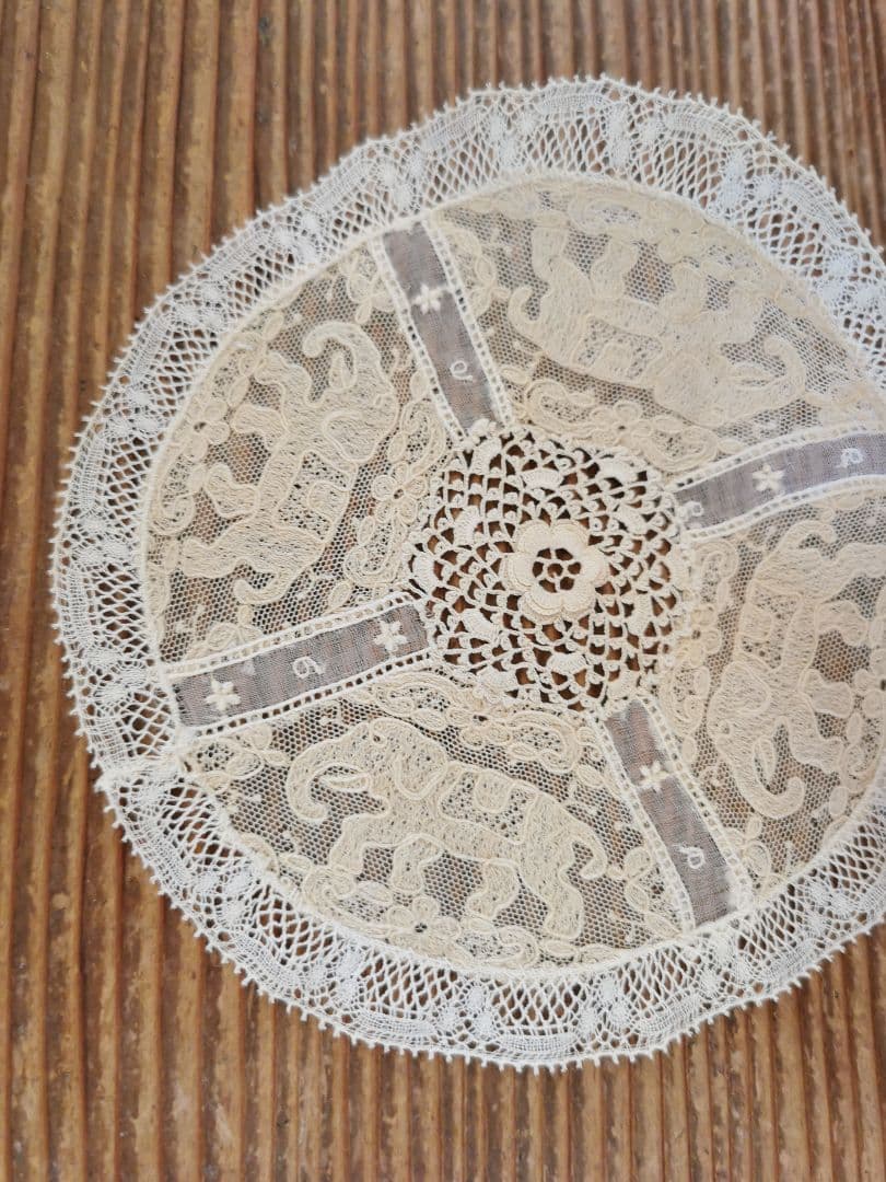 アンティーク 4頭の象アランソン クロシェ編の花 ノルマンディーレースドイリー