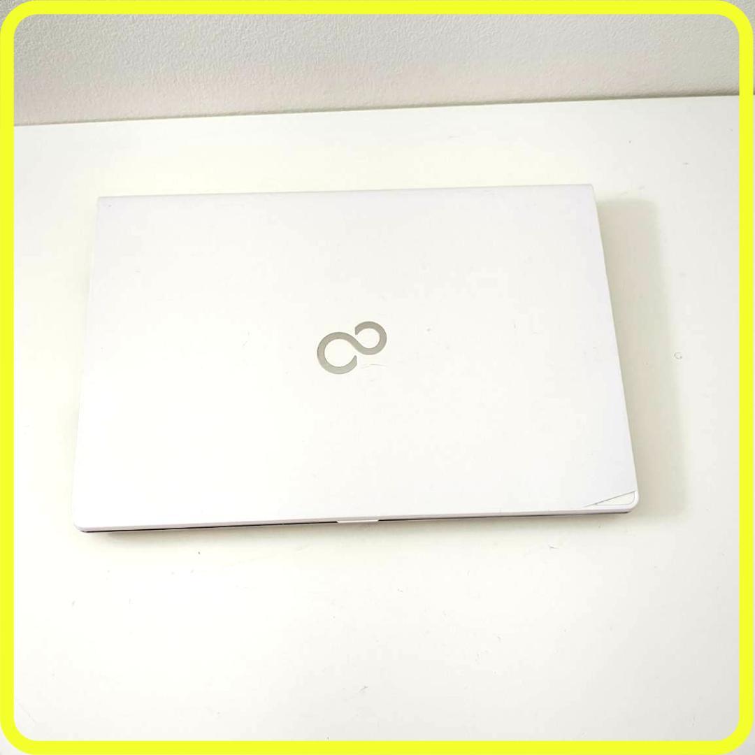 白　薄型軽量　新品SSD256GB⭐️windows11　ノートパソコン　689