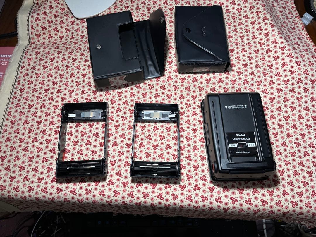 ローライ6000シリーズ用120フィルムマガジンと予備インサート2個