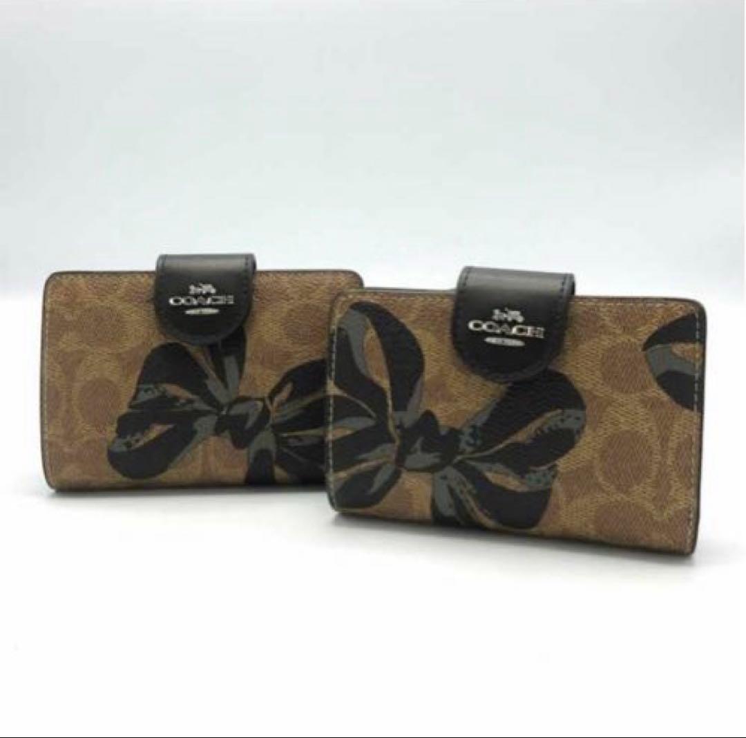 プレゼント 新品未使用 COACH 二つ折り財布 リボン柄大人可愛いシグネチャー