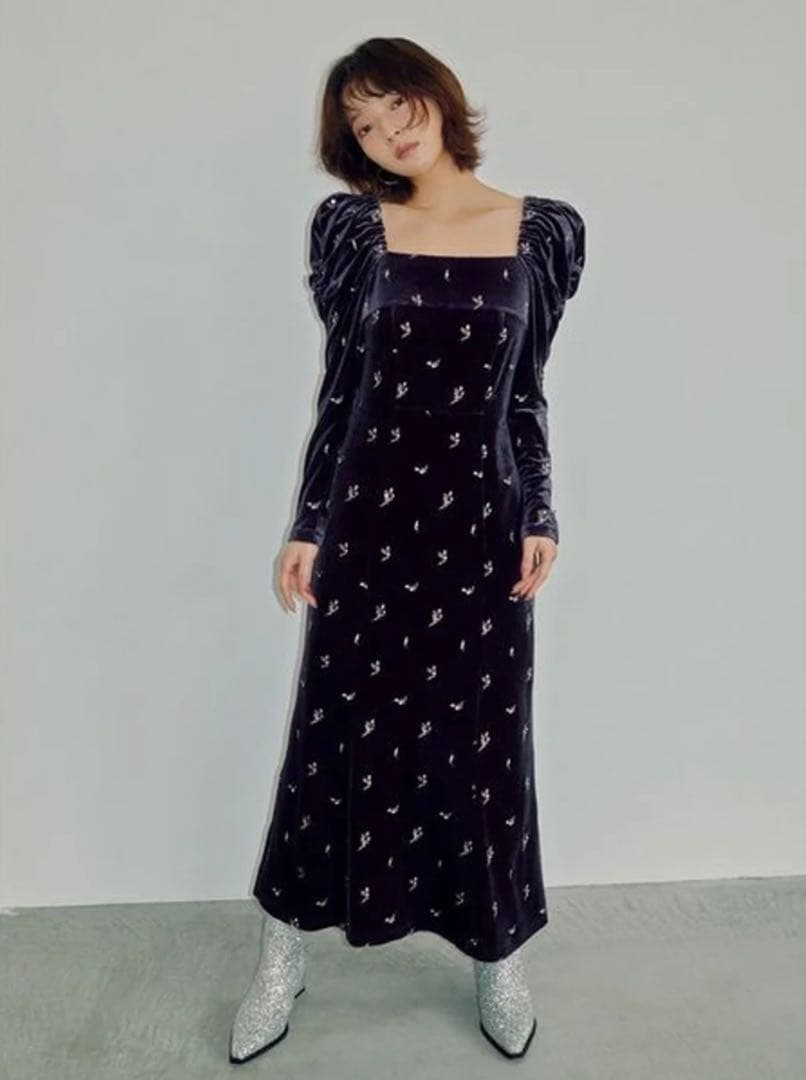 LILY BROWN フラワーエンブロイダリーベロアワンピース チャコールグレー