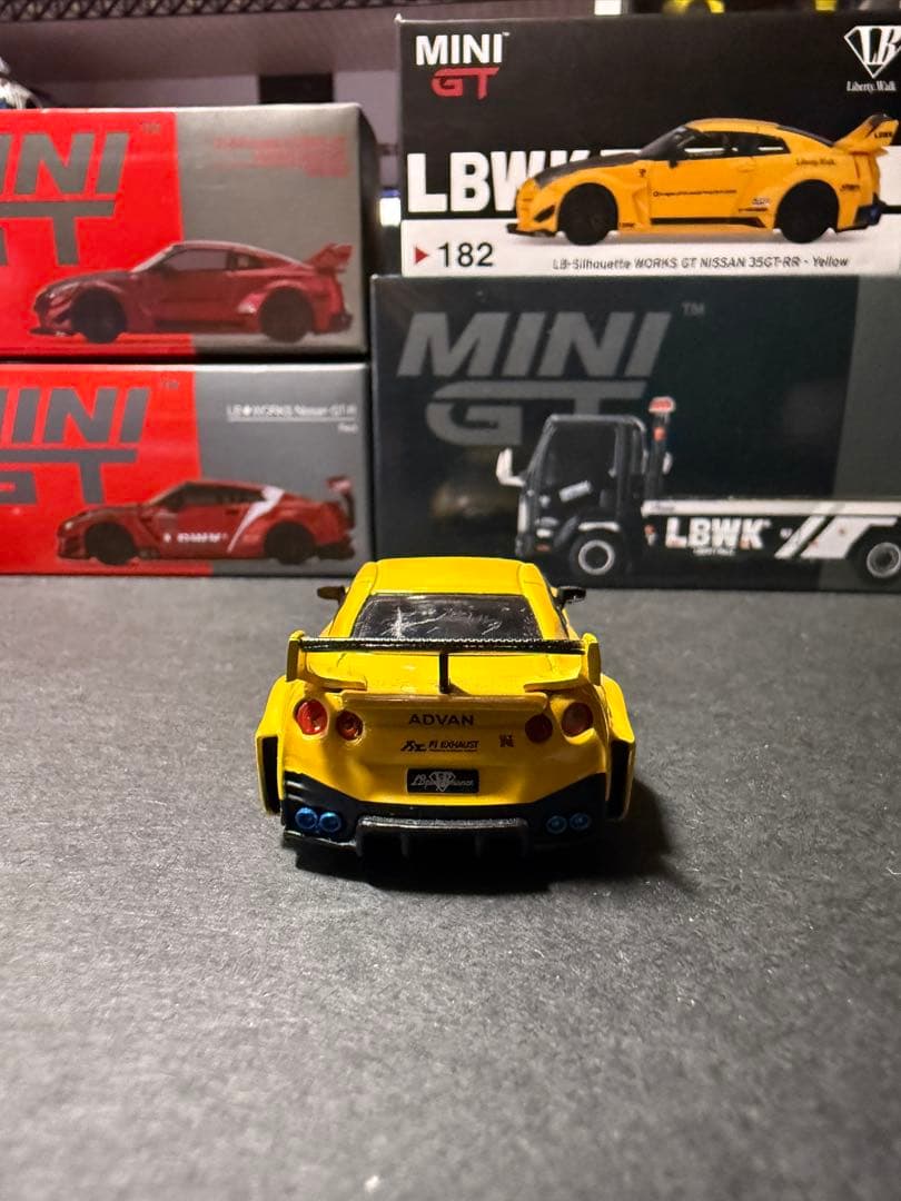 MINI GT LBWK 積載車と3台セット　追加でフィギュア
