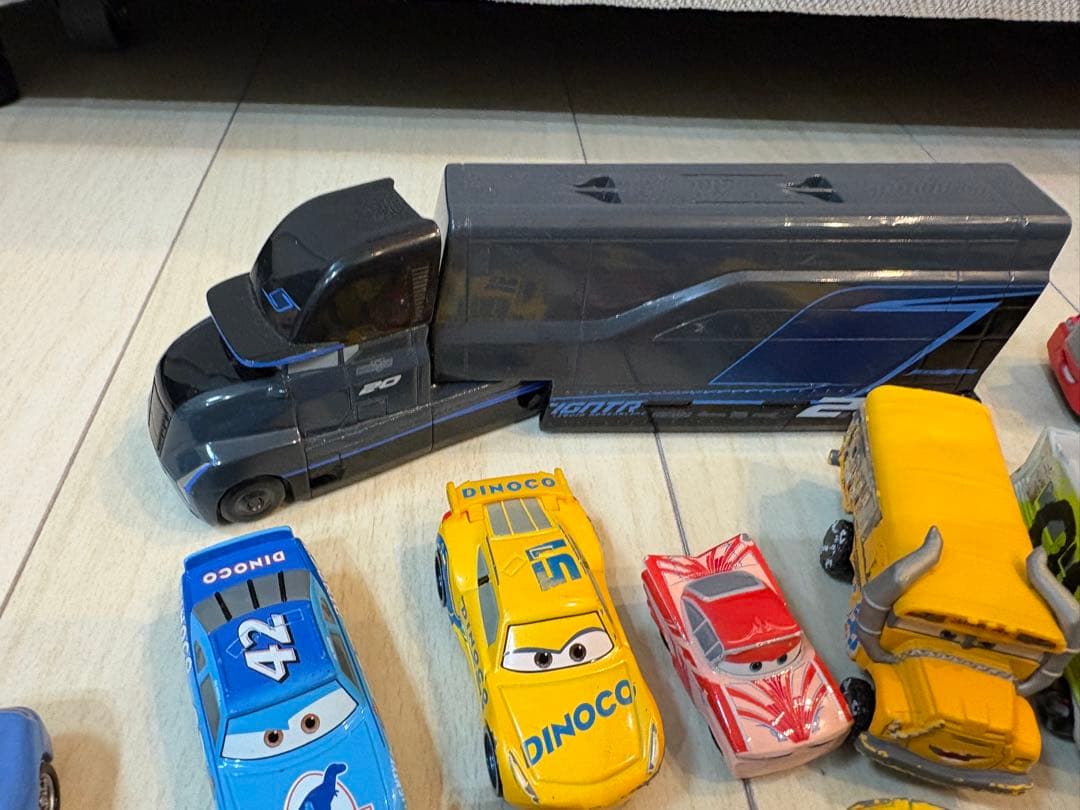 n*o様 カーズ ミニカー 47台セット トラック付き