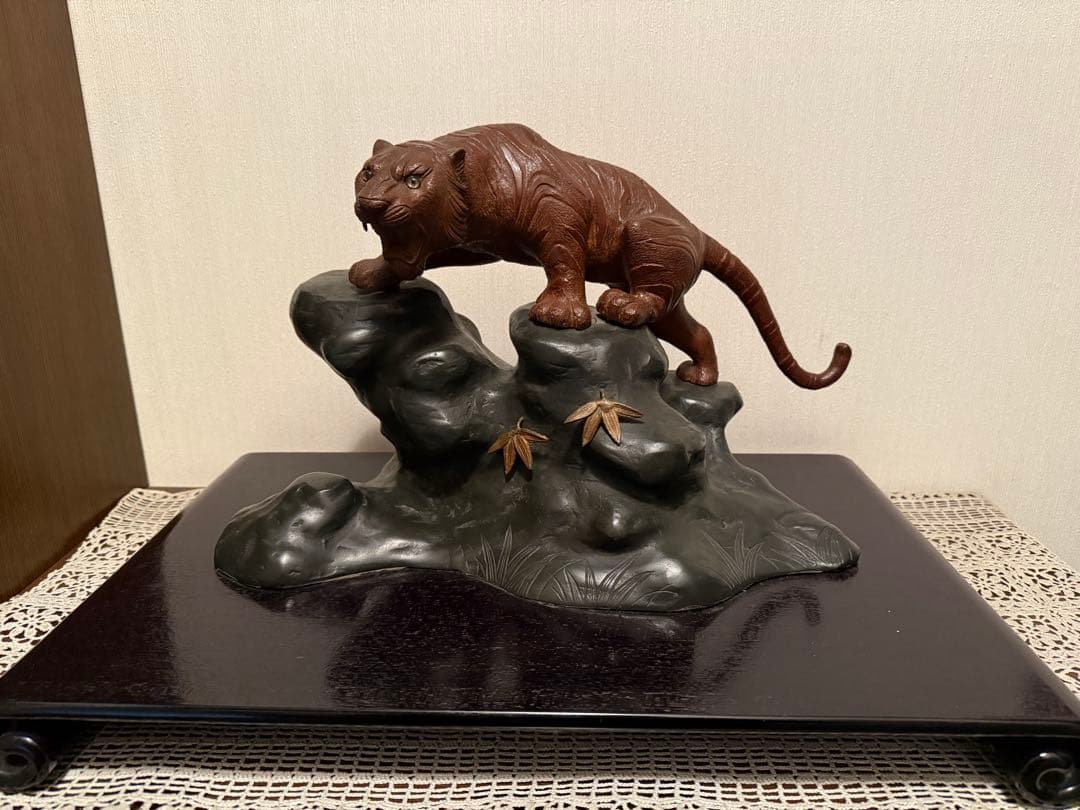 鋳銅　雅章作 虎置物 虎　置物　インテリア　オブジェ　台座付き
