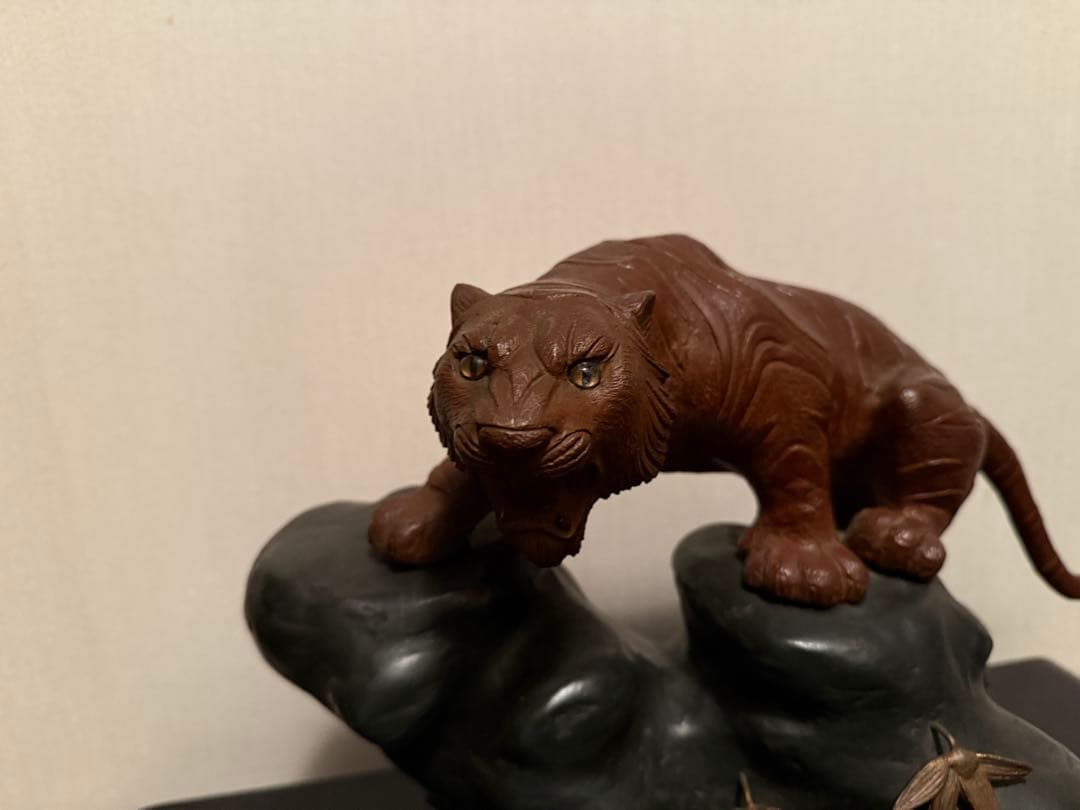 鋳銅　雅章作 虎置物 虎　置物　インテリア　オブジェ　台座付き