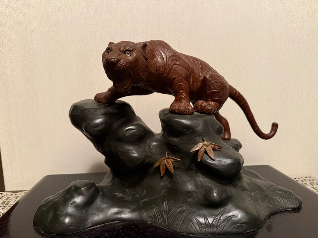 鋳銅　雅章作 虎置物 虎　置物　インテリア　オブジェ　台座付き