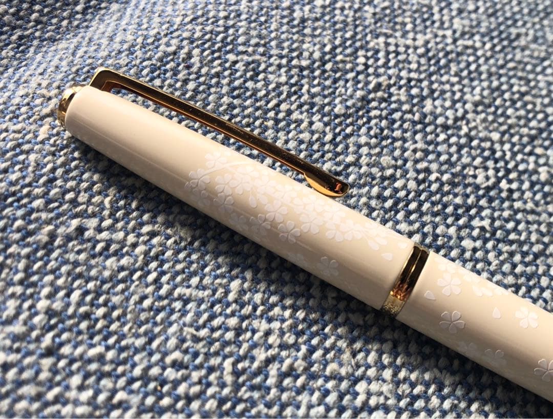 PILOT パイロット 万年筆 レディホワイト 桜 サクラ　中字 M