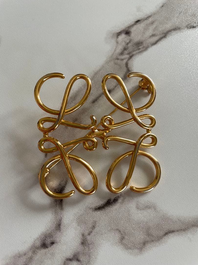 LOEWEロエベ アナグラム ブローチ