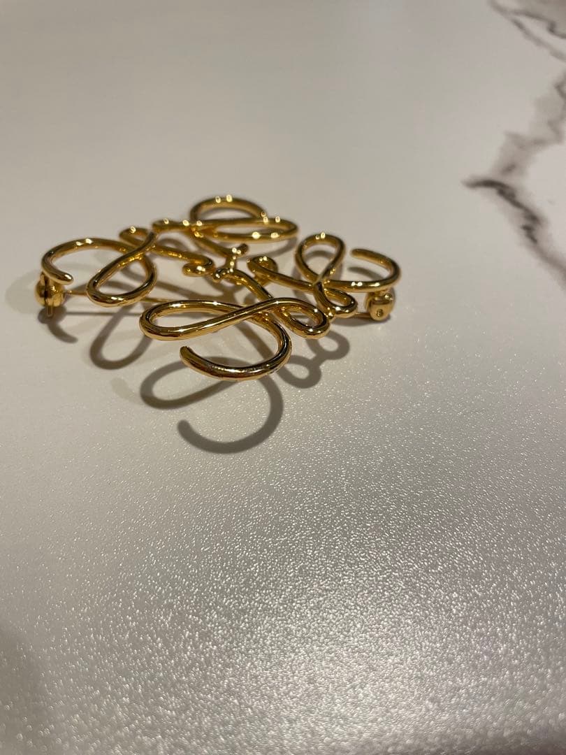 LOEWEロエベ アナグラム ブローチ