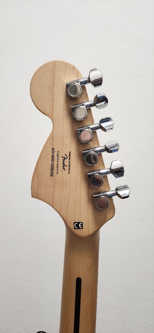 【美品】Squier Deluxe Stratocaster