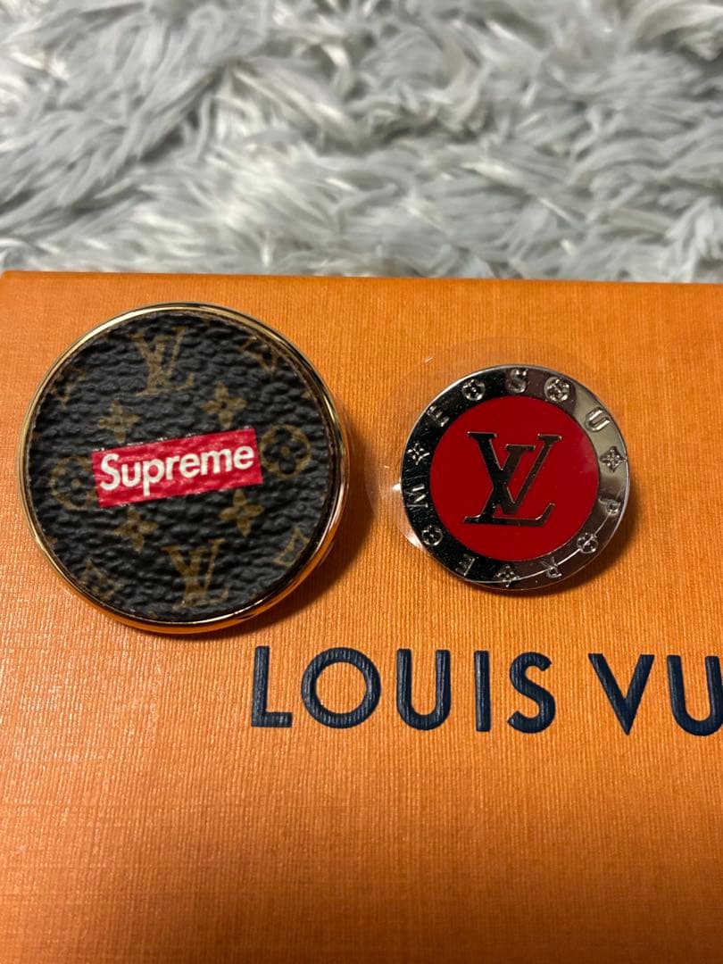 ルイ・ヴィトン シュプリーム　コラボ　ピンバッジ　未使用品　箱　袋付