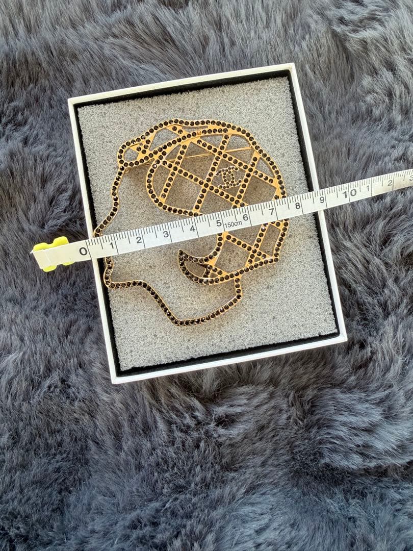 CHANEL ブラックストーン未使用シルエット型ブローチ