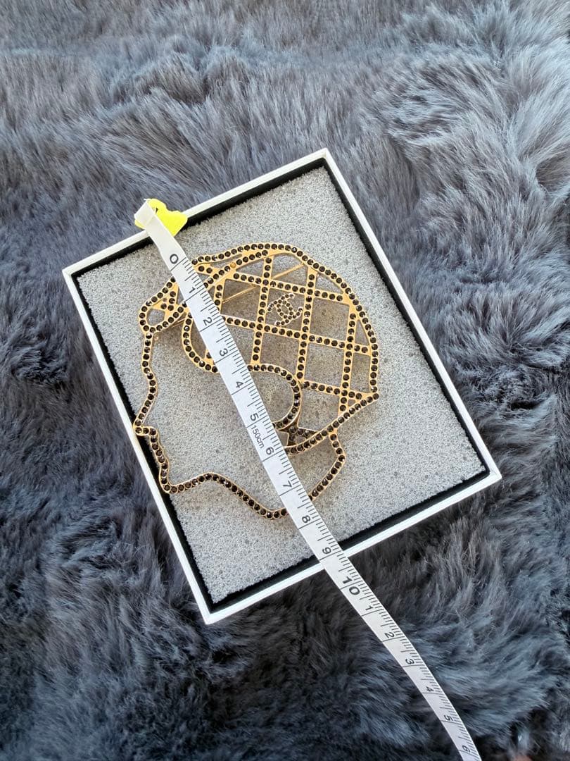 CHANEL ブラックストーン未使用シルエット型ブローチ