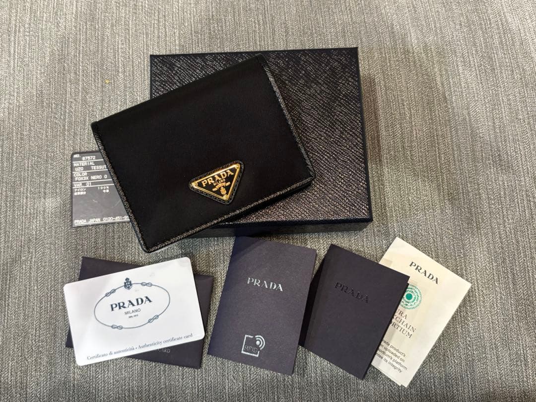 新品未使用　PRADA 二つ折り財布 ブラック