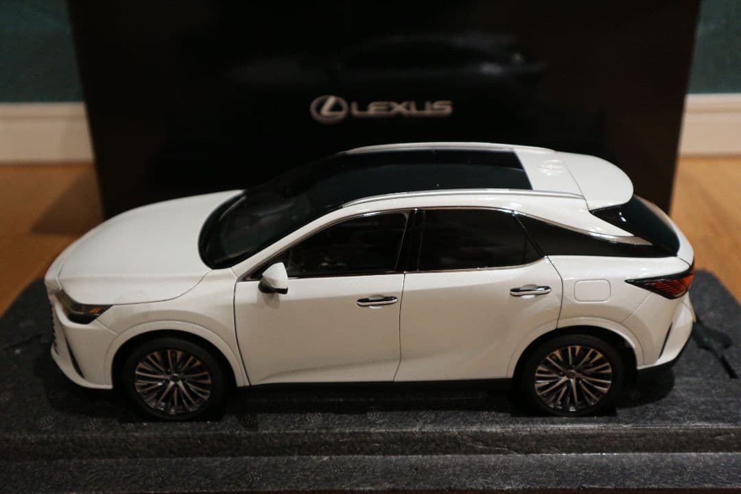 Lexus RX ソニッククォーツ ミニカー 1/18