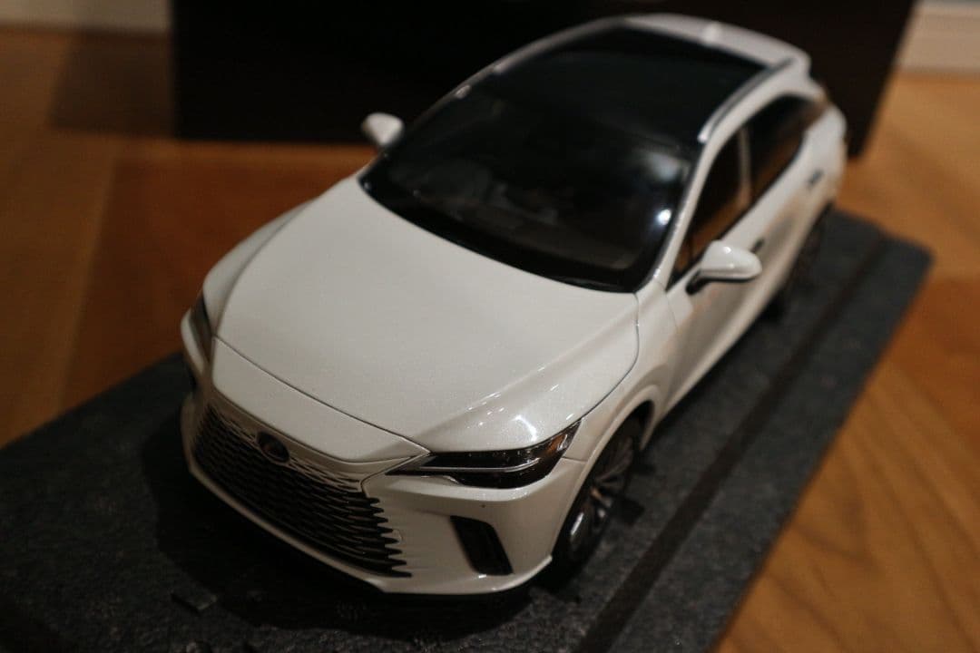 Lexus RX ソニッククォーツ ミニカー 1/18