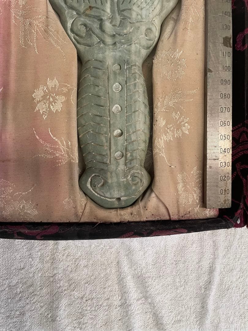 中国 古玩 石製 緑石 彫刻 刀形 龍文 飾物 化粧箱付 縁起物 美術