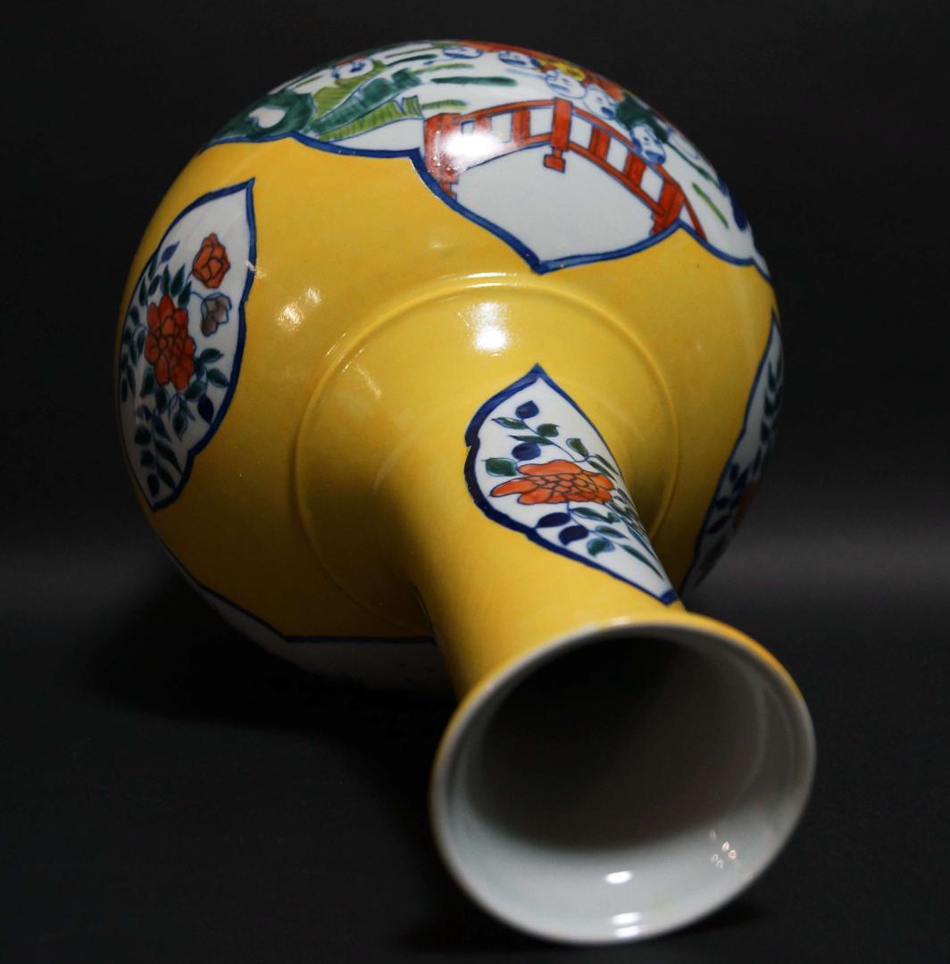 景徳鎮製 大清康熙年製在銘 黄釉地色絵窓絵『唐子遊戯図』大型飾壺 花器 高32㎝