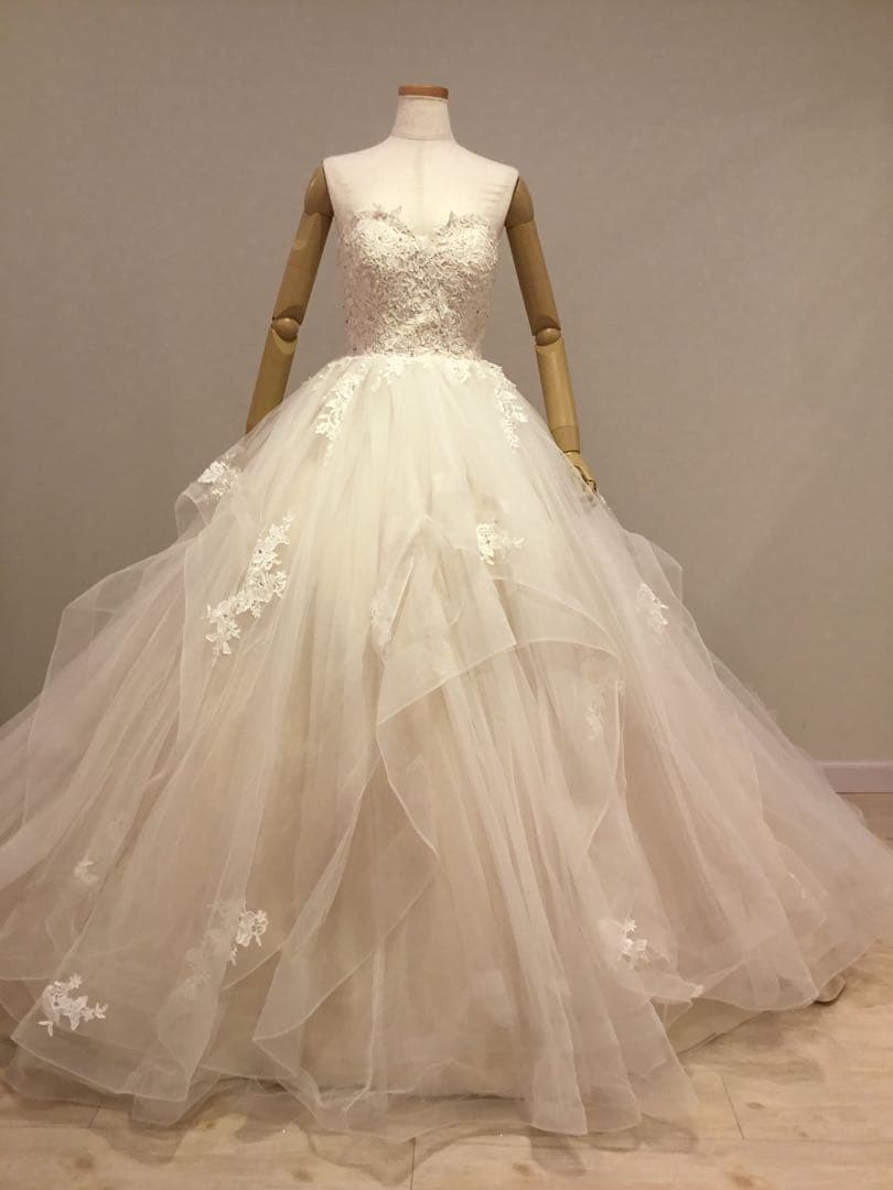 YNS WEDDINGウェディングドレス フリル付きプリンセスライン