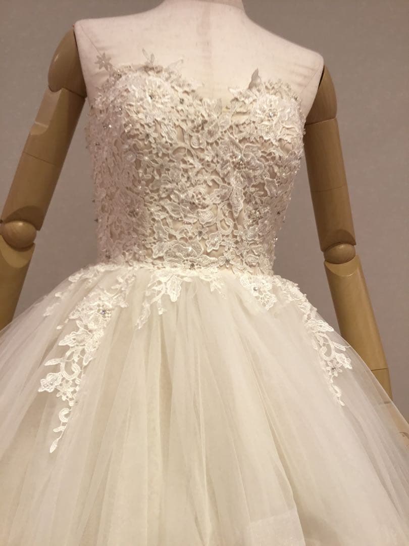 YNS WEDDINGウェディングドレス フリル付きプリンセスライン