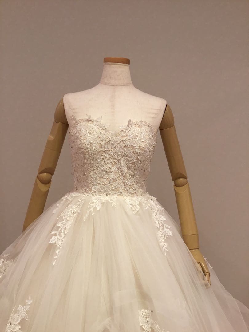 YNS WEDDINGウェディングドレス フリル付きプリンセスライン