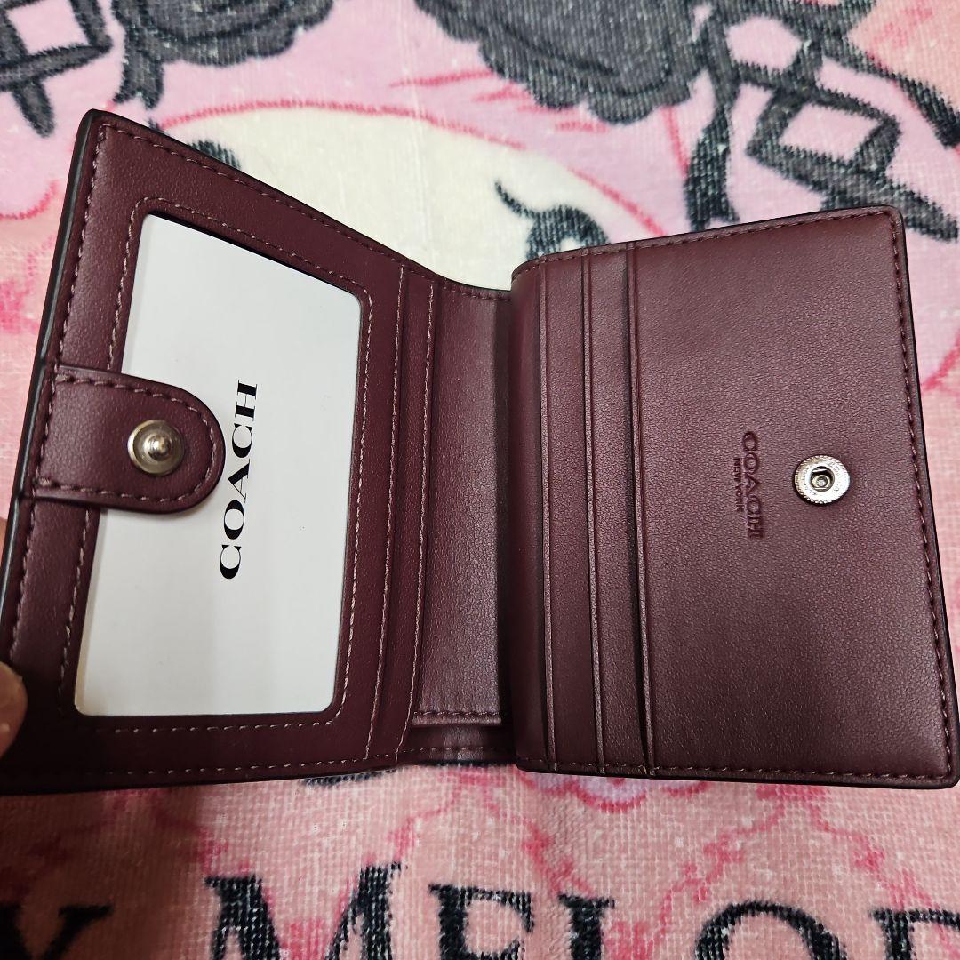 お得♡♡新品、COACHのリボン柄二つ折り財布です。
