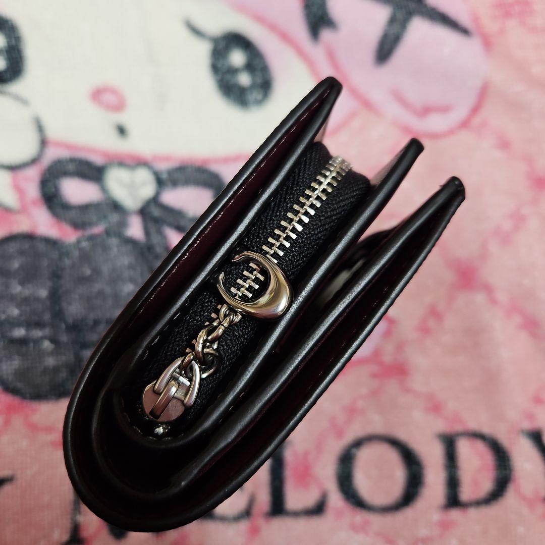 お得♡♡新品、COACHのリボン柄二つ折り財布です。