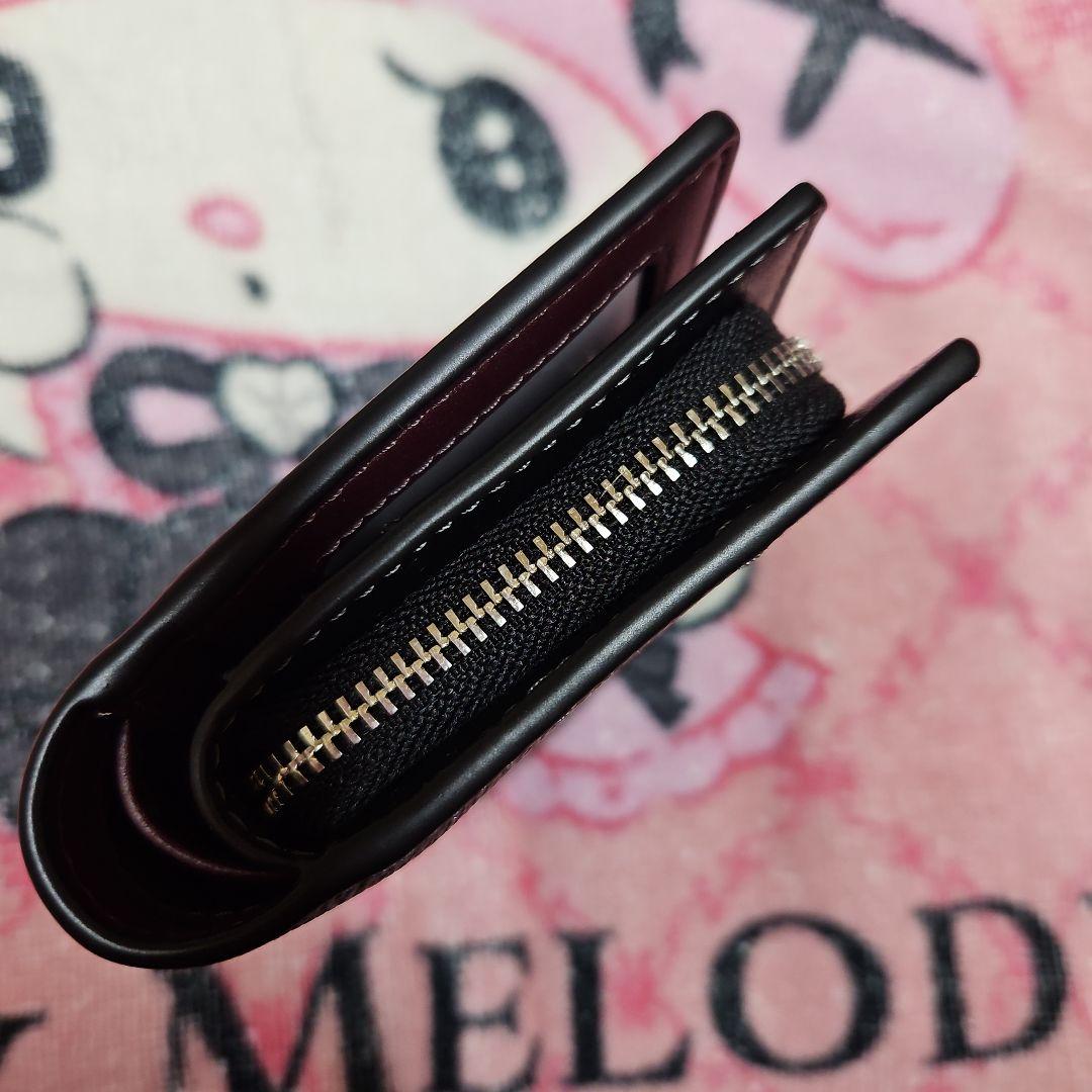 お得♡♡新品、COACHのリボン柄二つ折り財布です。