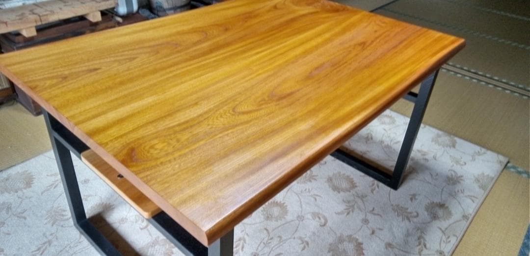 ダイニングテーブル けやきの無垢材使用