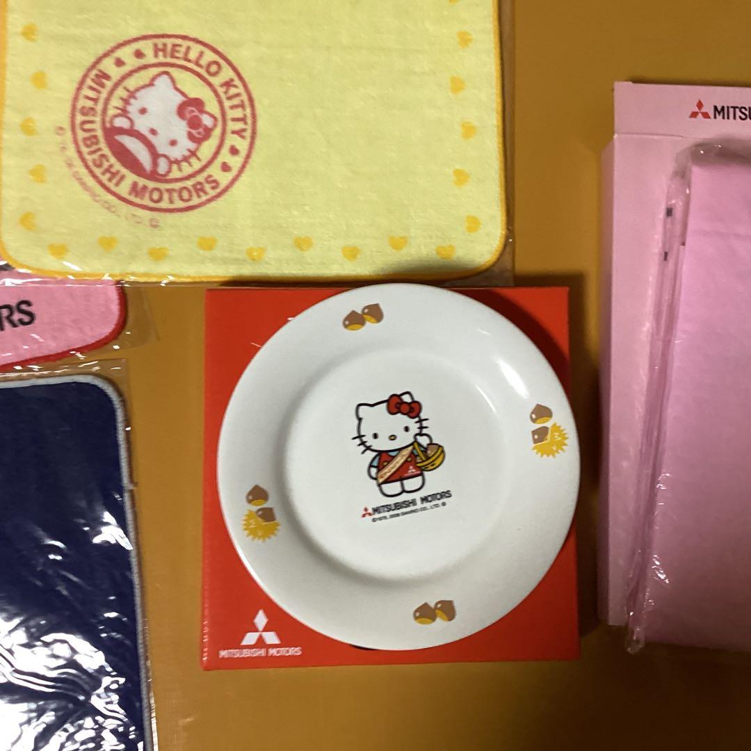 2204 ハローキティ×三菱自動車ハンカチ &食器 &レジャーシート